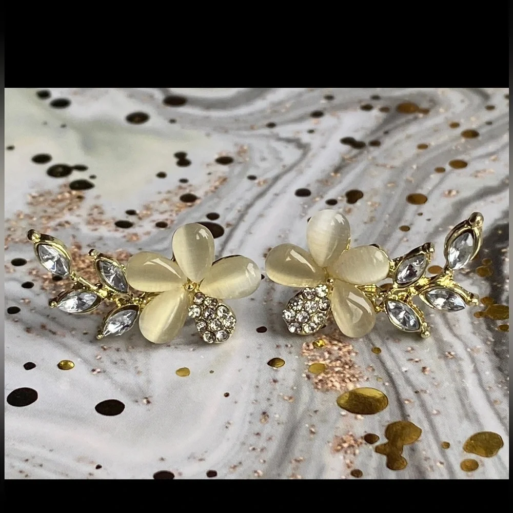 Crystal Rhinestone Yellow Flower Leaf Women's Stud Earrings Brand New - Picture 2 of 4